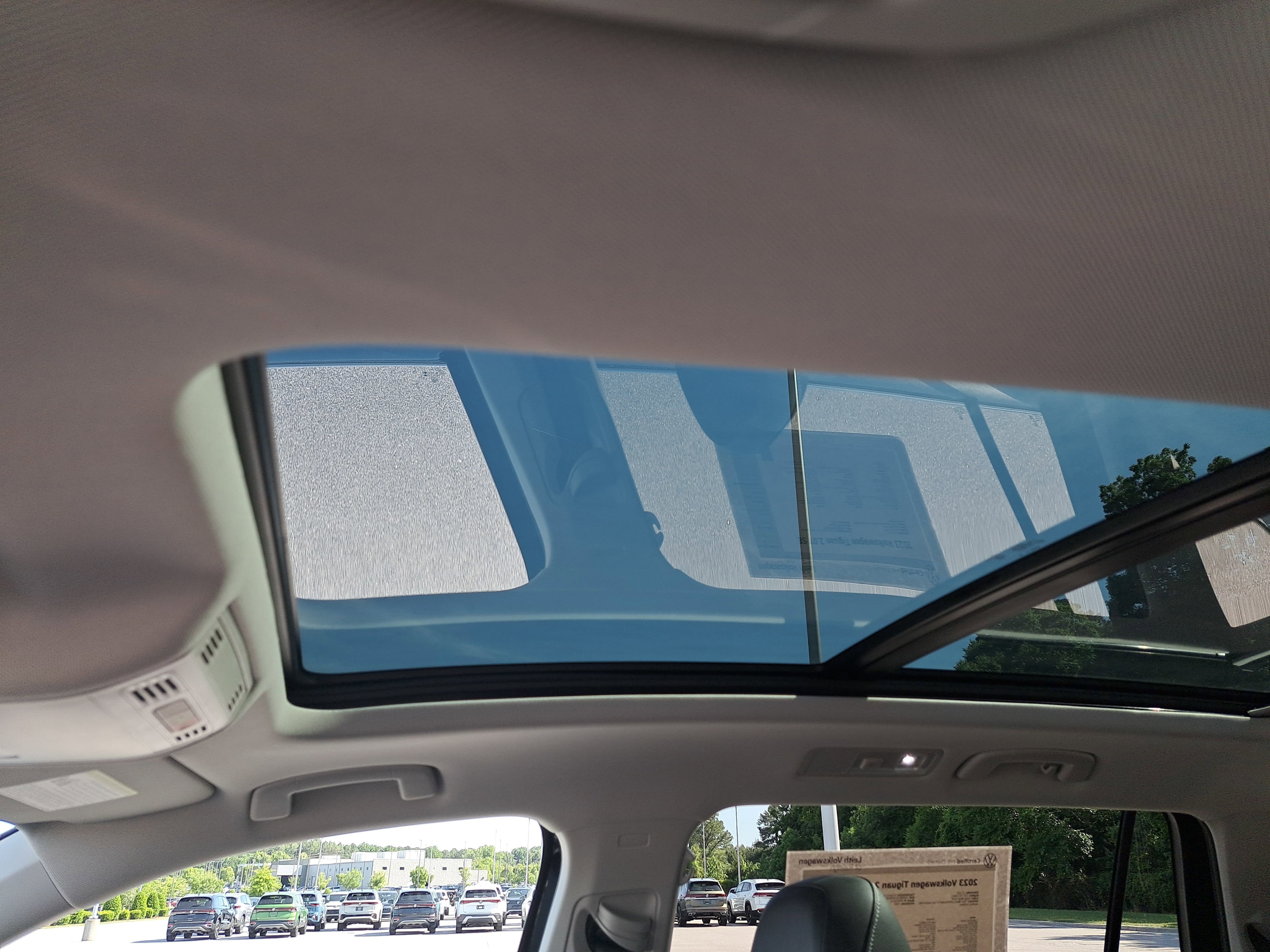 Used 2023 Volkswagen Tiguan SE w/ Panoramic Sunroof Package FWD image 26