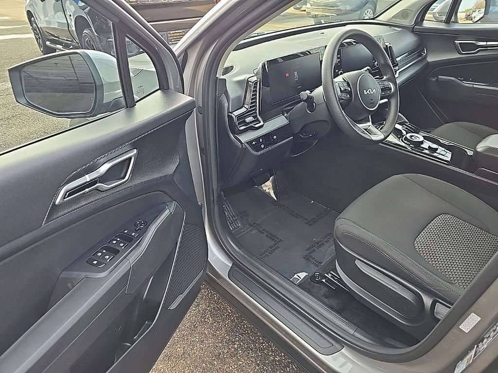 Used 2023 Kia Sportage LX image 9