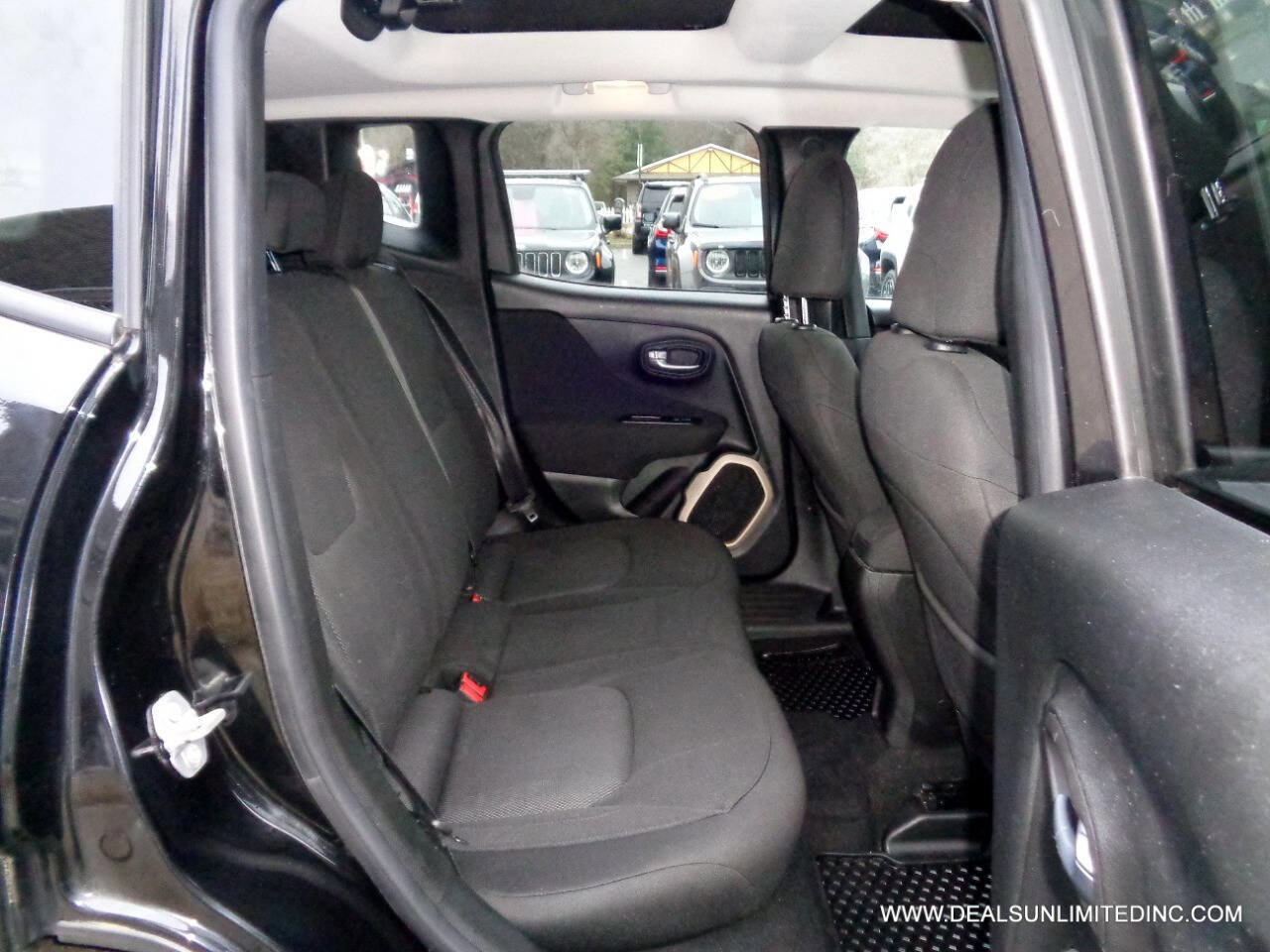 Used 2017 Jeep Renegade Latitude w/ Cold Weather Group image 22