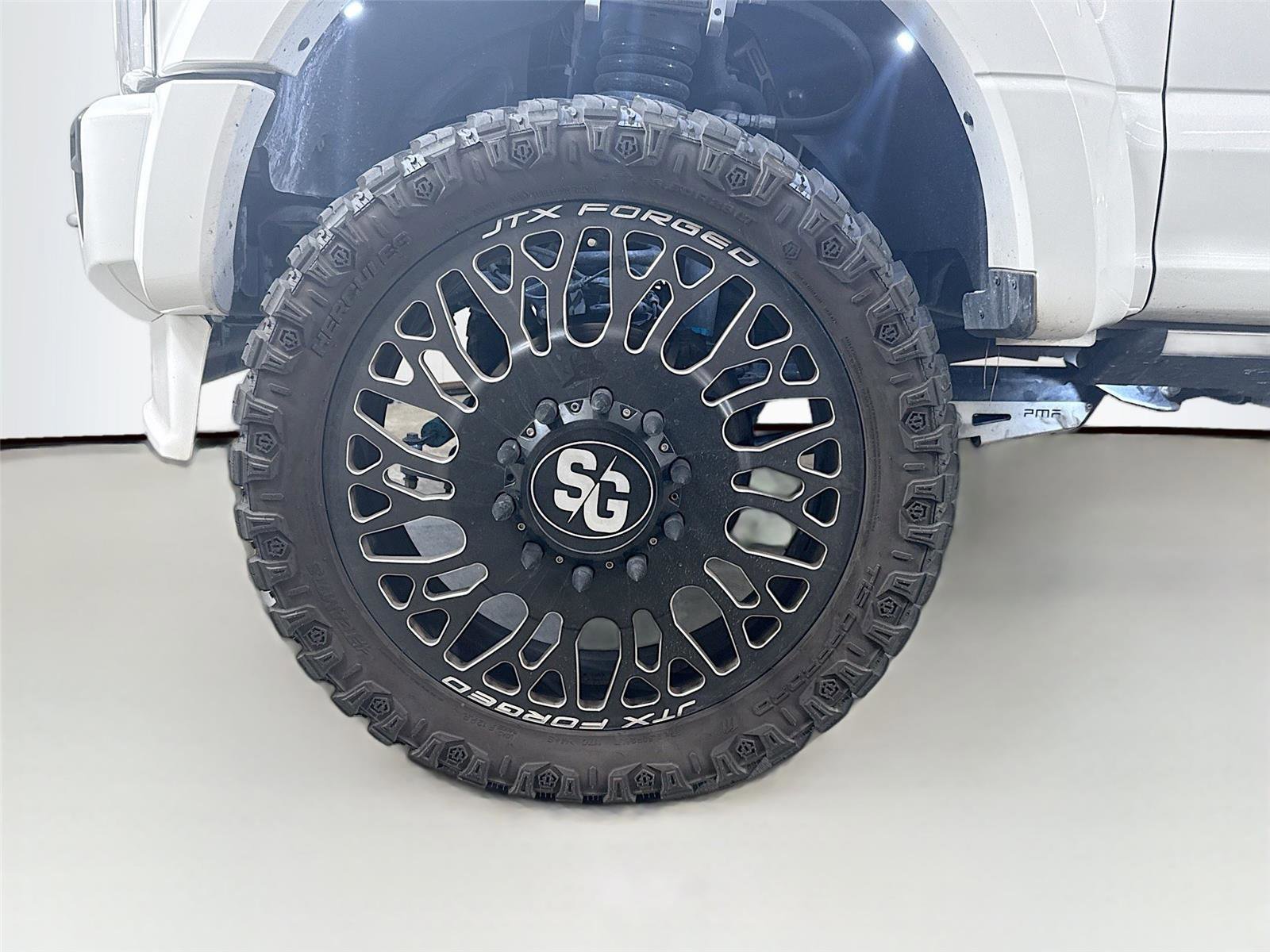 Used 2022 Ford F450 Platinum w/ FX4 Off-Road Package AWD/4WD image 16