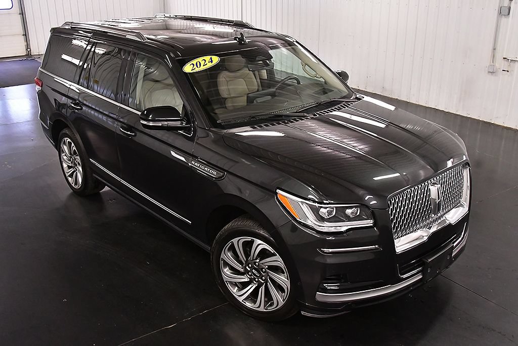 Used 2024 Lincoln Navigator Reserve AWD/4WD image 13