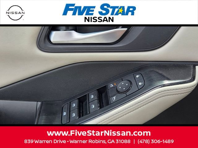 Used 2025 Nissan Rogue SV image 30