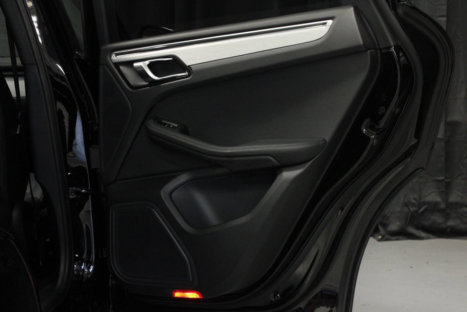 Certified 2026 Porsche Macan AWD/4WD image 17