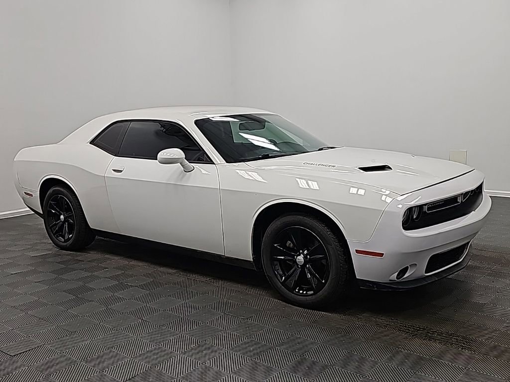 Used 2015 Dodge Challenger SXT image 1
