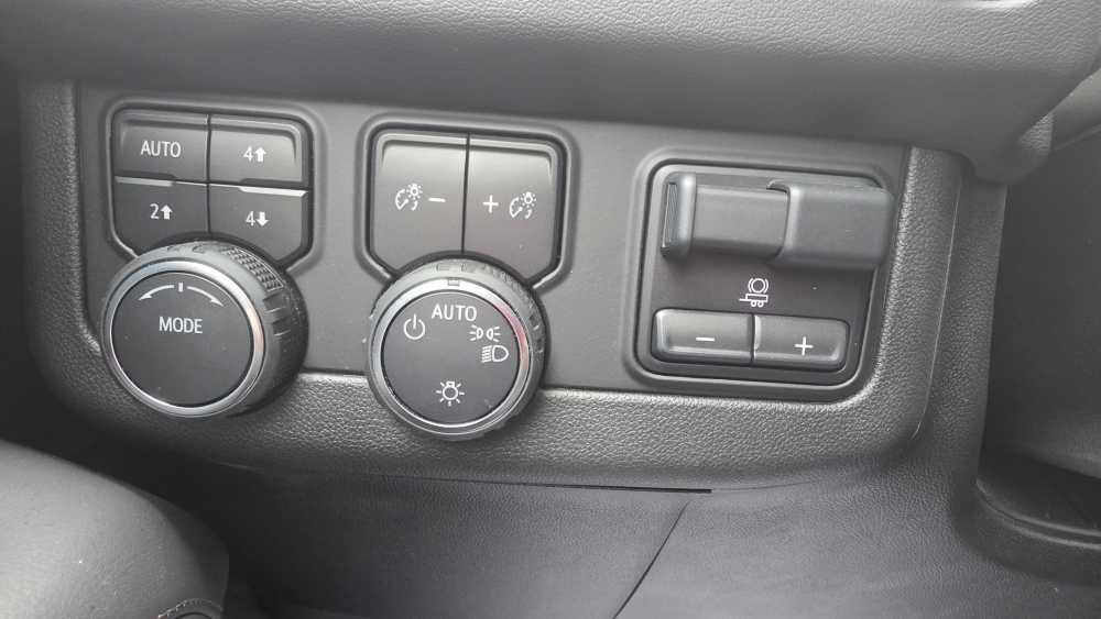 Used 2024 Chevrolet Suburban High Country w/ Advanced Technology Package AWD/4WD image 11