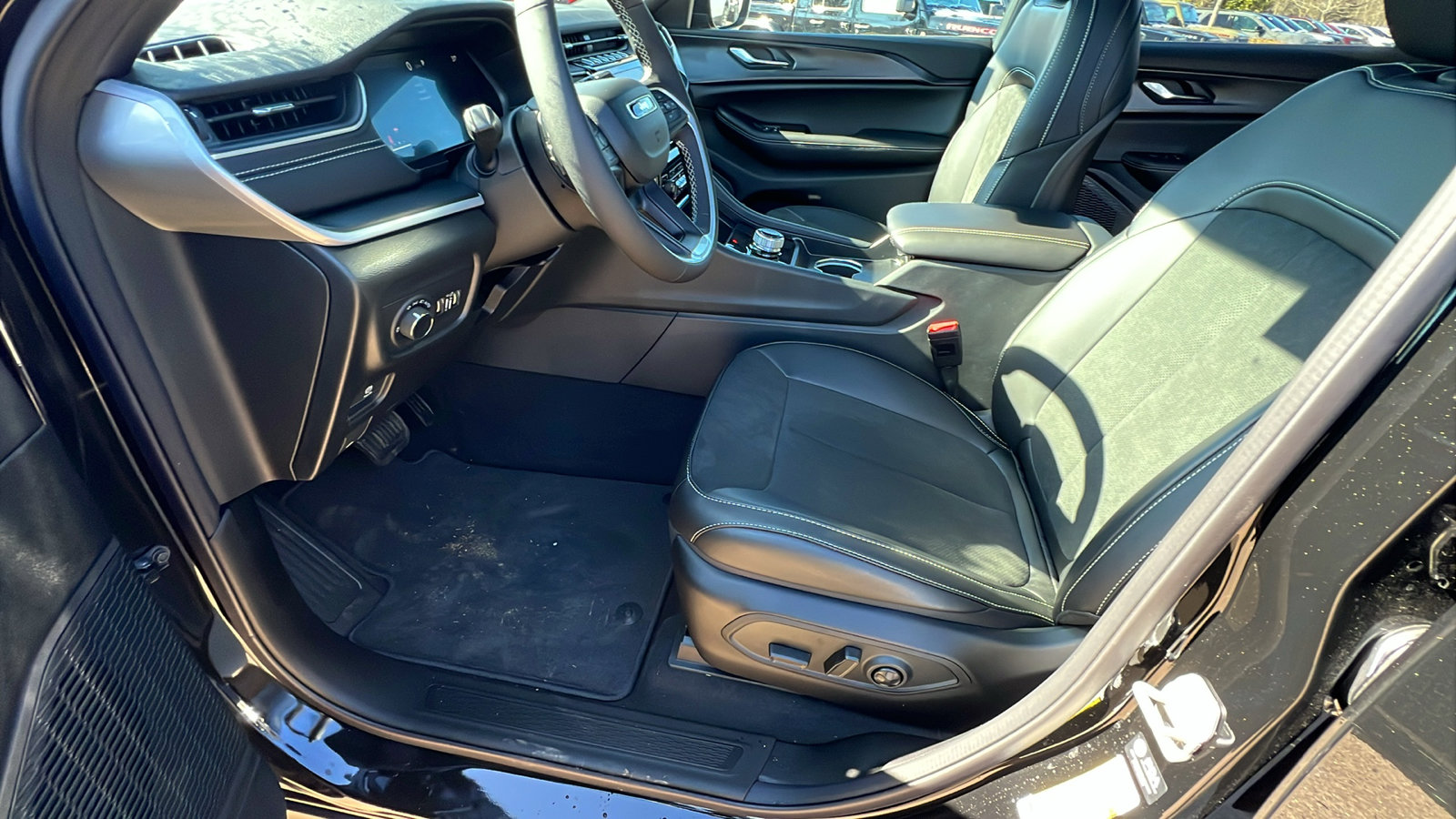 New 2025 Jeep Grand Cherokee L Altitude image 16