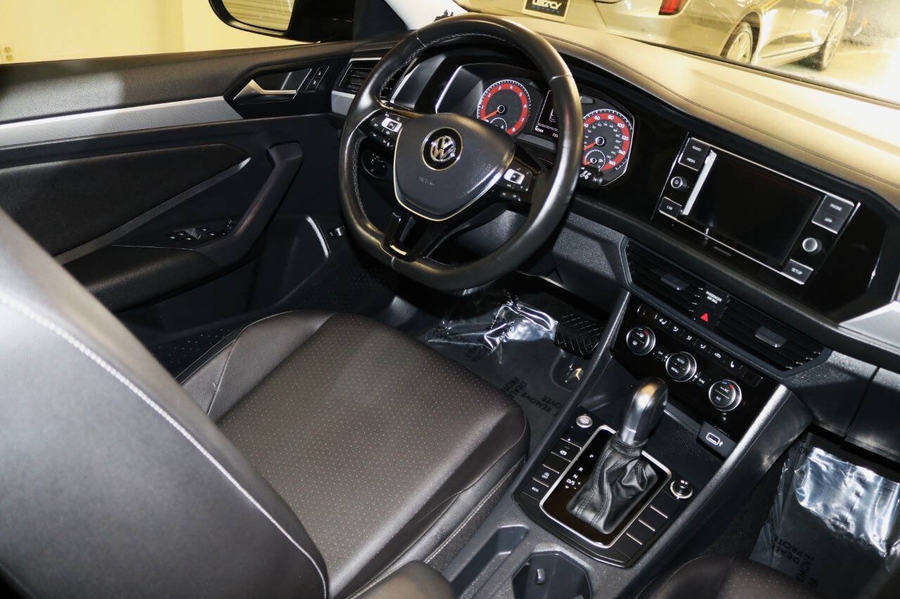 Used 2019 Volkswagen Jetta SE w/ Cold Weather Package FWD image 19