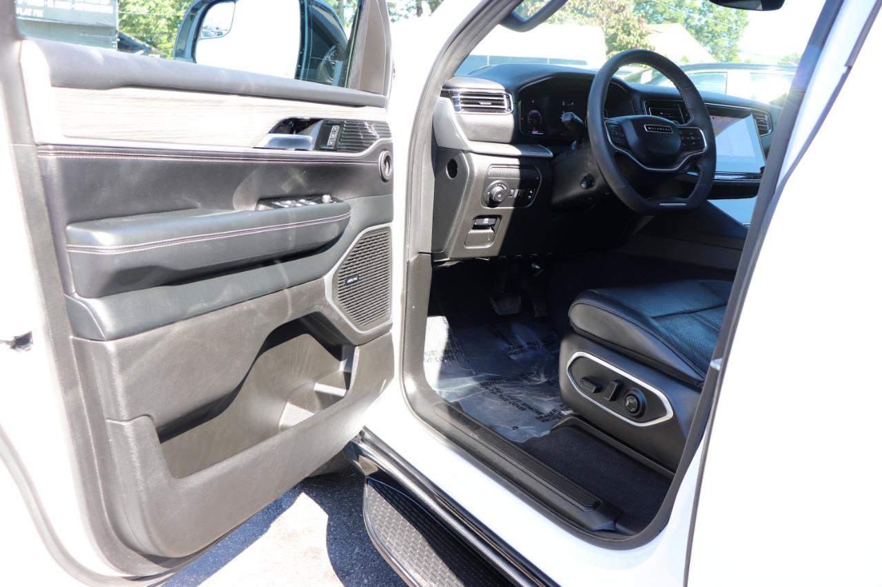 Used 2024 Jeep Wagoneer L Series III w/ Flexible Seating Group AWD/4WD image 10