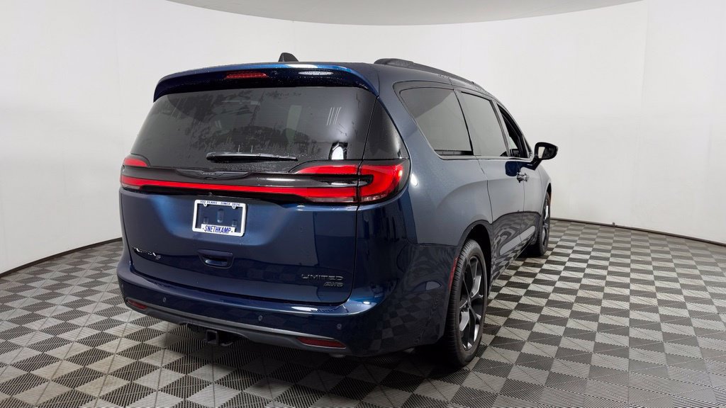 Used 2025 Chrysler Pacifica Limited w/ Trailer Tow Group AWD/4WD image 8