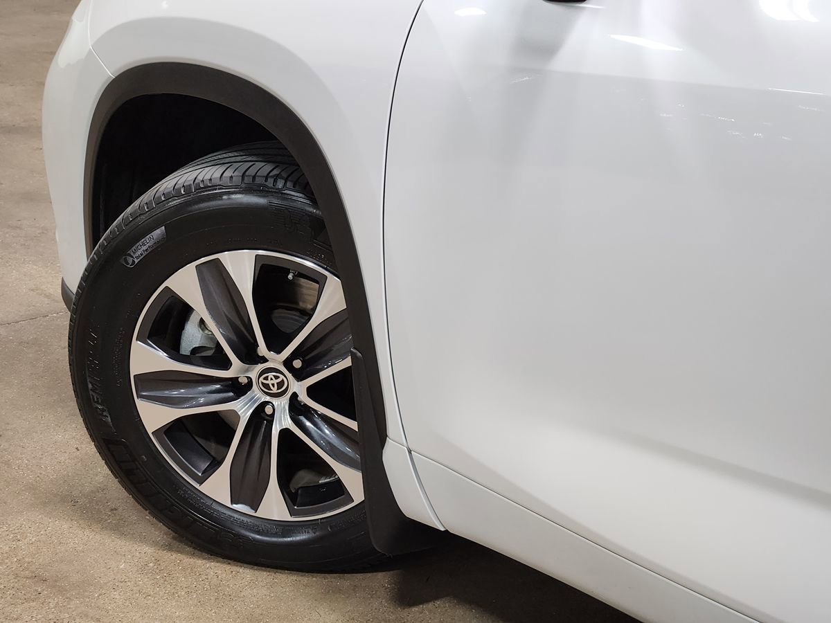 Used 2024 Toyota Highlander XLE FWD image 23