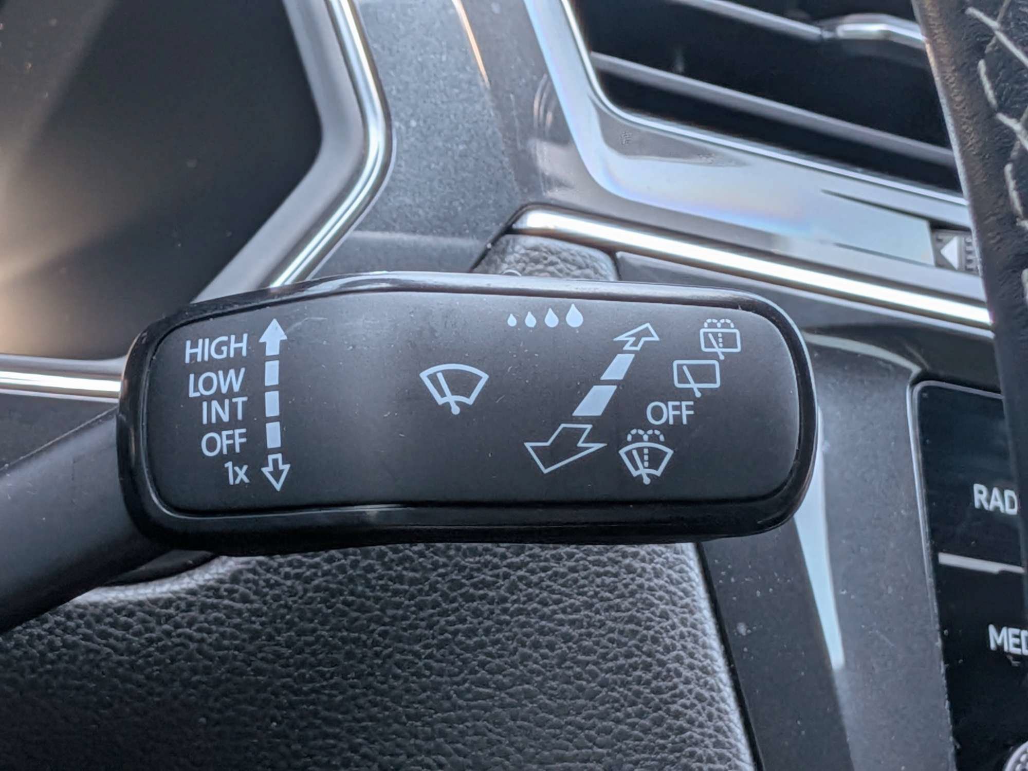 Used 2019 Volkswagen Tiguan SEL R-Line AWD/4WD image 31