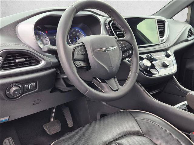 Used 2025 Chrysler Pacifica Limited FWD image 13