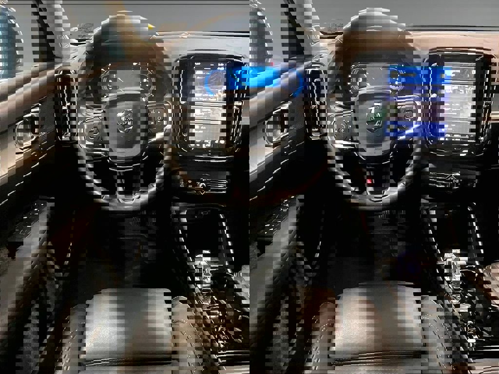 Used 2025 Volvo XC40 B5 Plus image 17