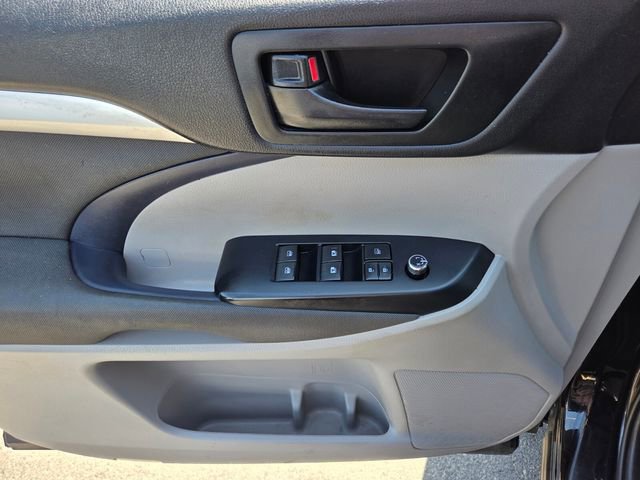 Used 2019 Toyota Highlander LE w/ Carpet Mat Package (TMS) FWD image 17