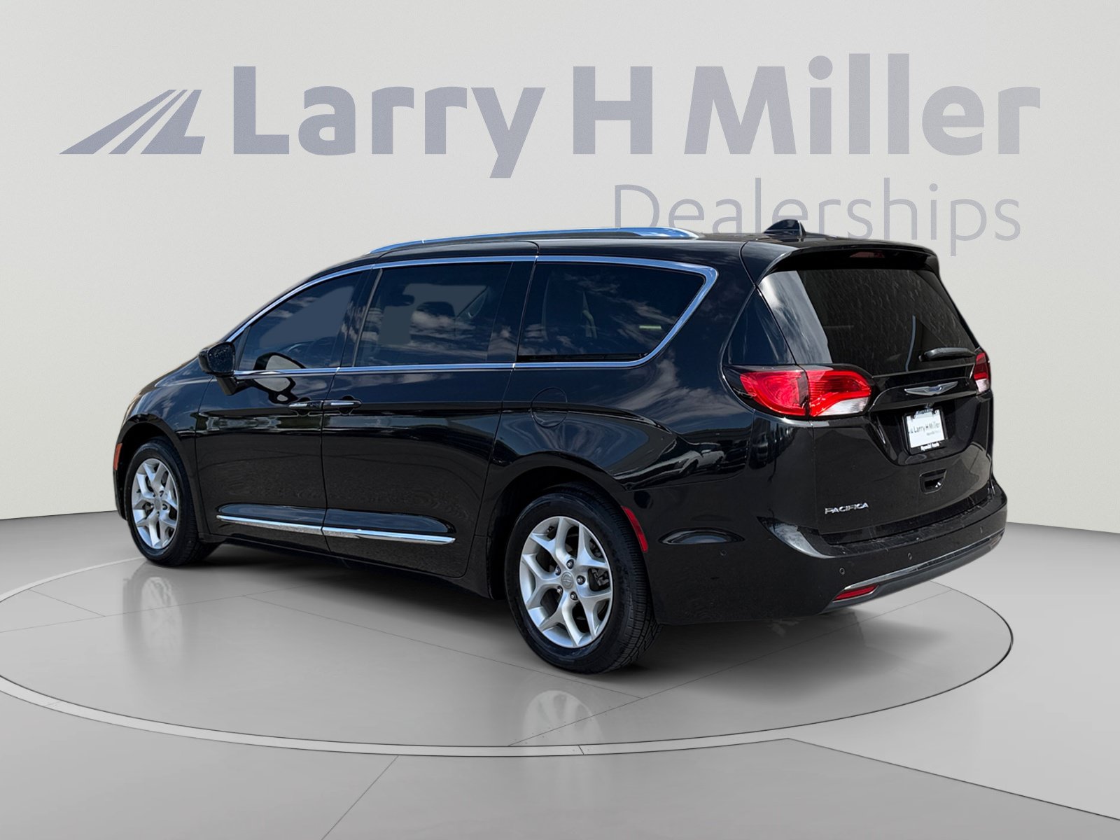Used 2018 Chrysler Pacifica Touring-L w/ Advanced Safetytec Group FWD image 3
