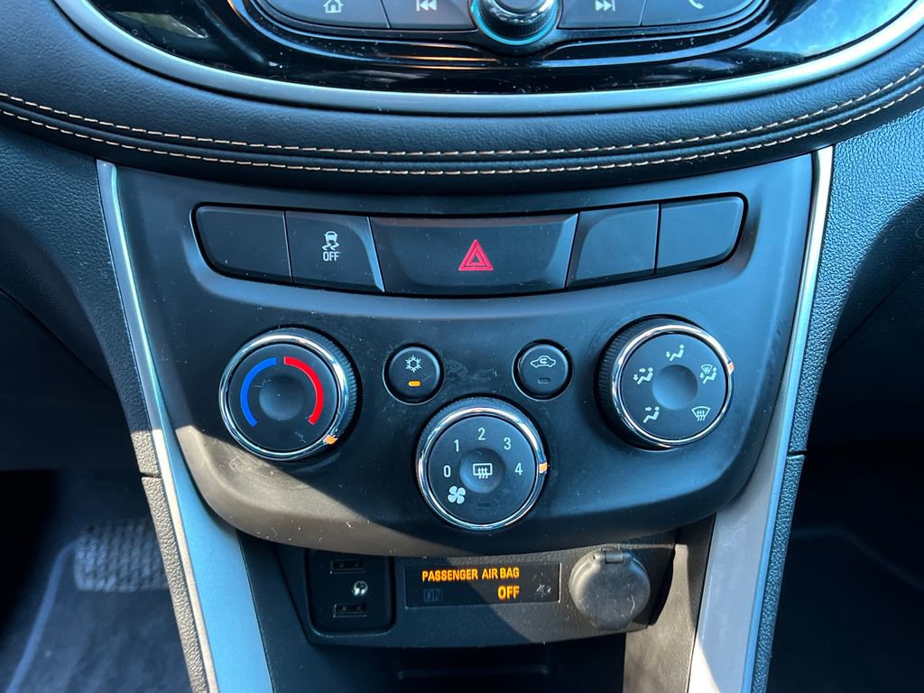 Used 2022 Chevrolet Trax LT w/ LT Convenience Package image 17