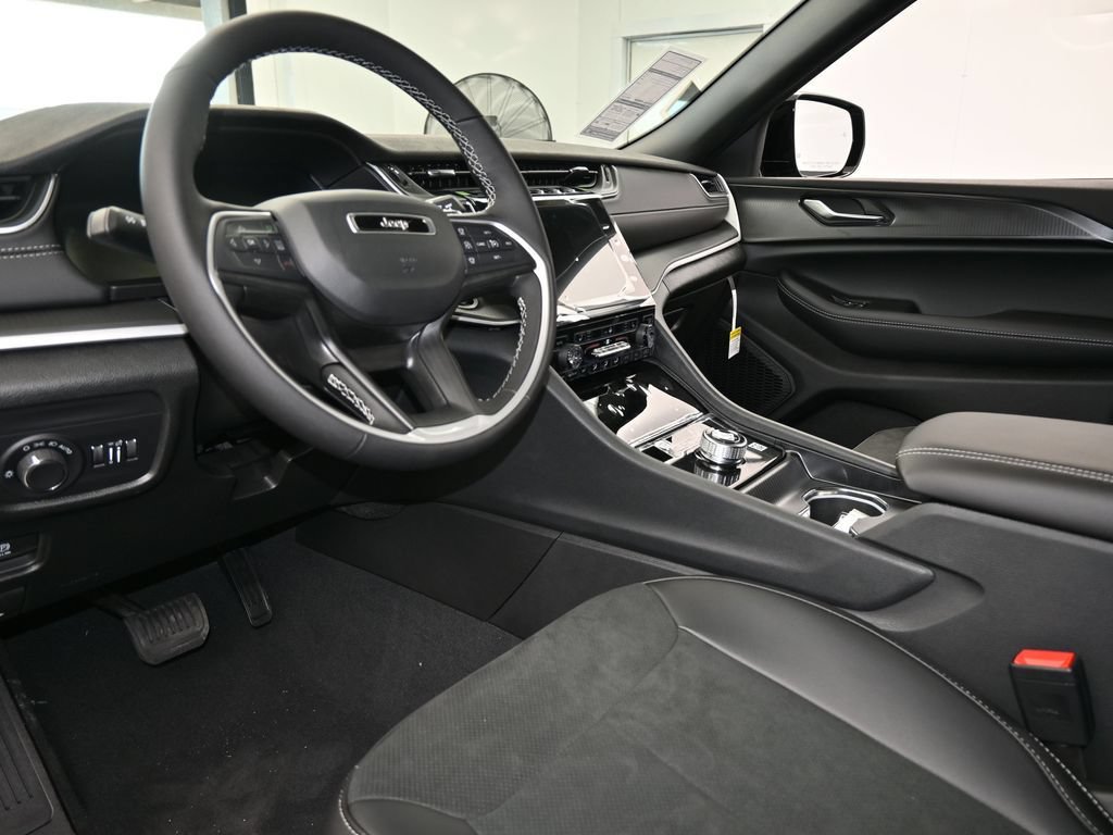 New 2025 Jeep Grand Cherokee Altitude AWD/4WD image 13