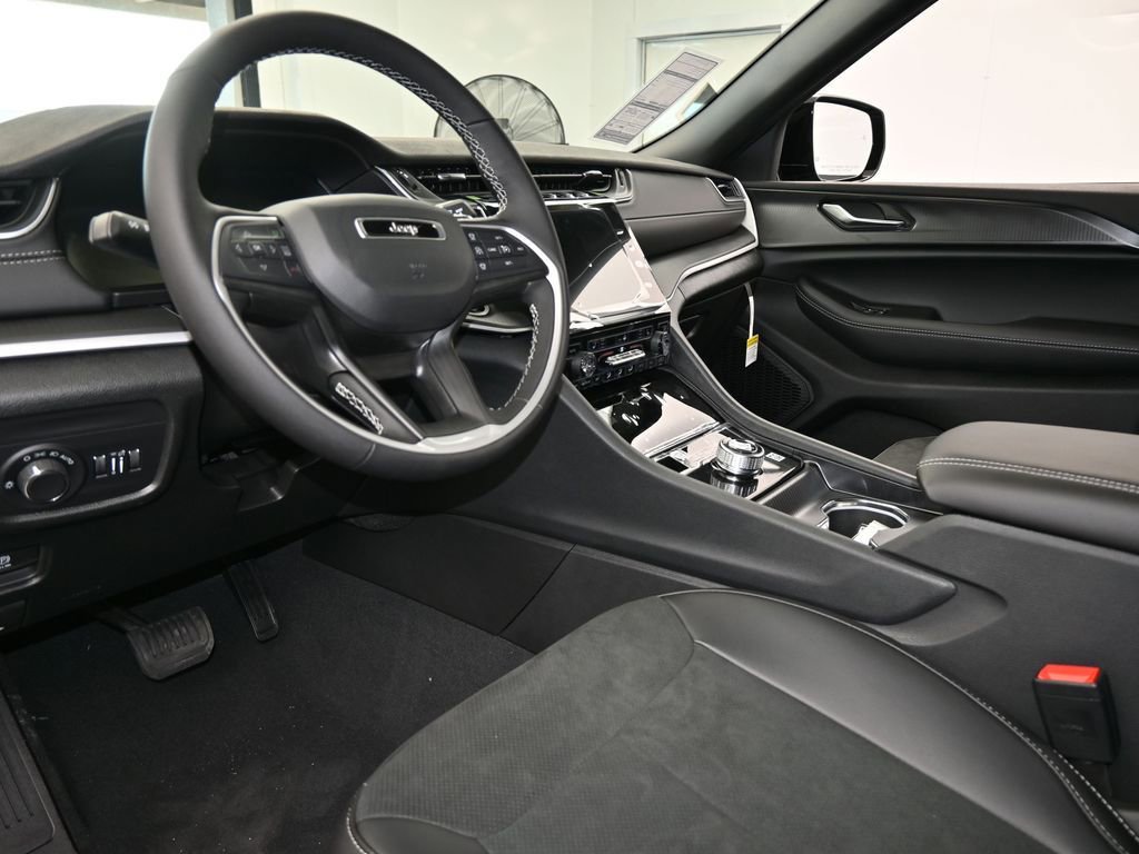 New 2025 Jeep Grand Cherokee Altitude image 13