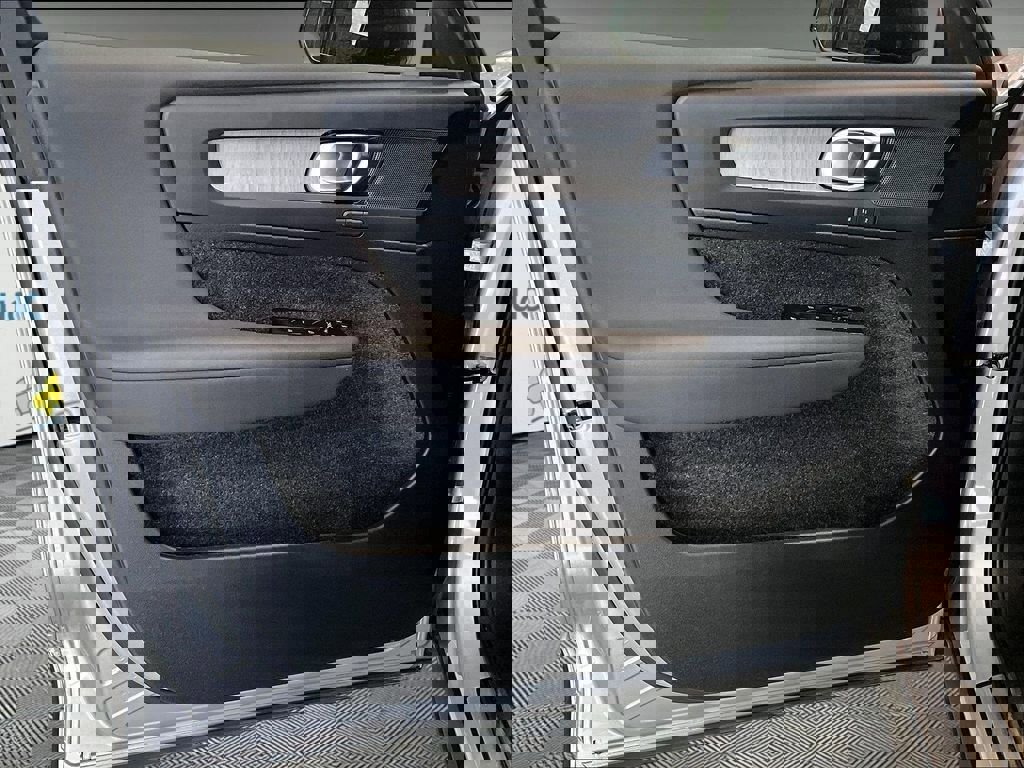 Used 2025 Volvo XC40 B5 Plus image 9