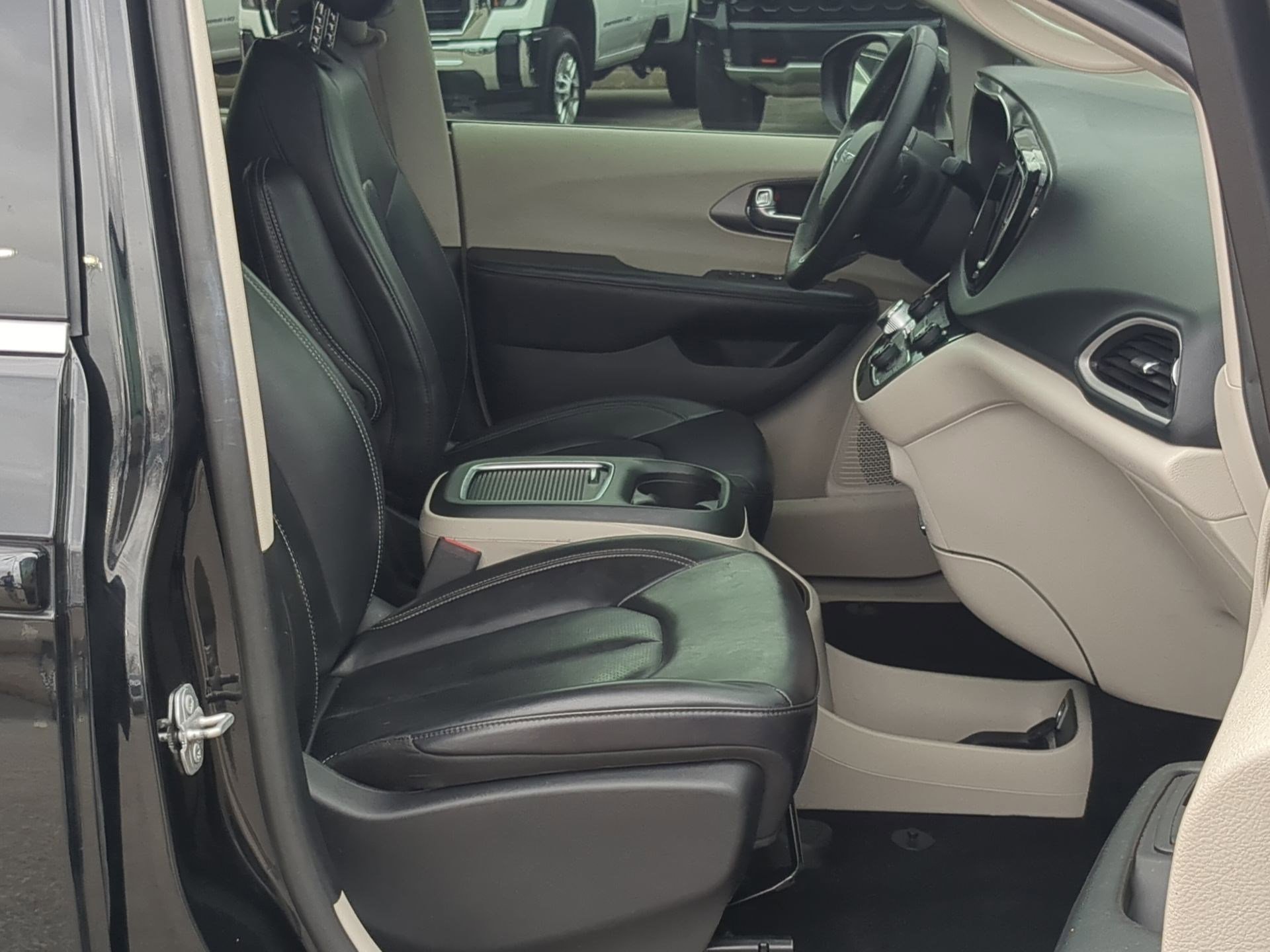 Used 2023 Chrysler Pacifica Touring-L image 24