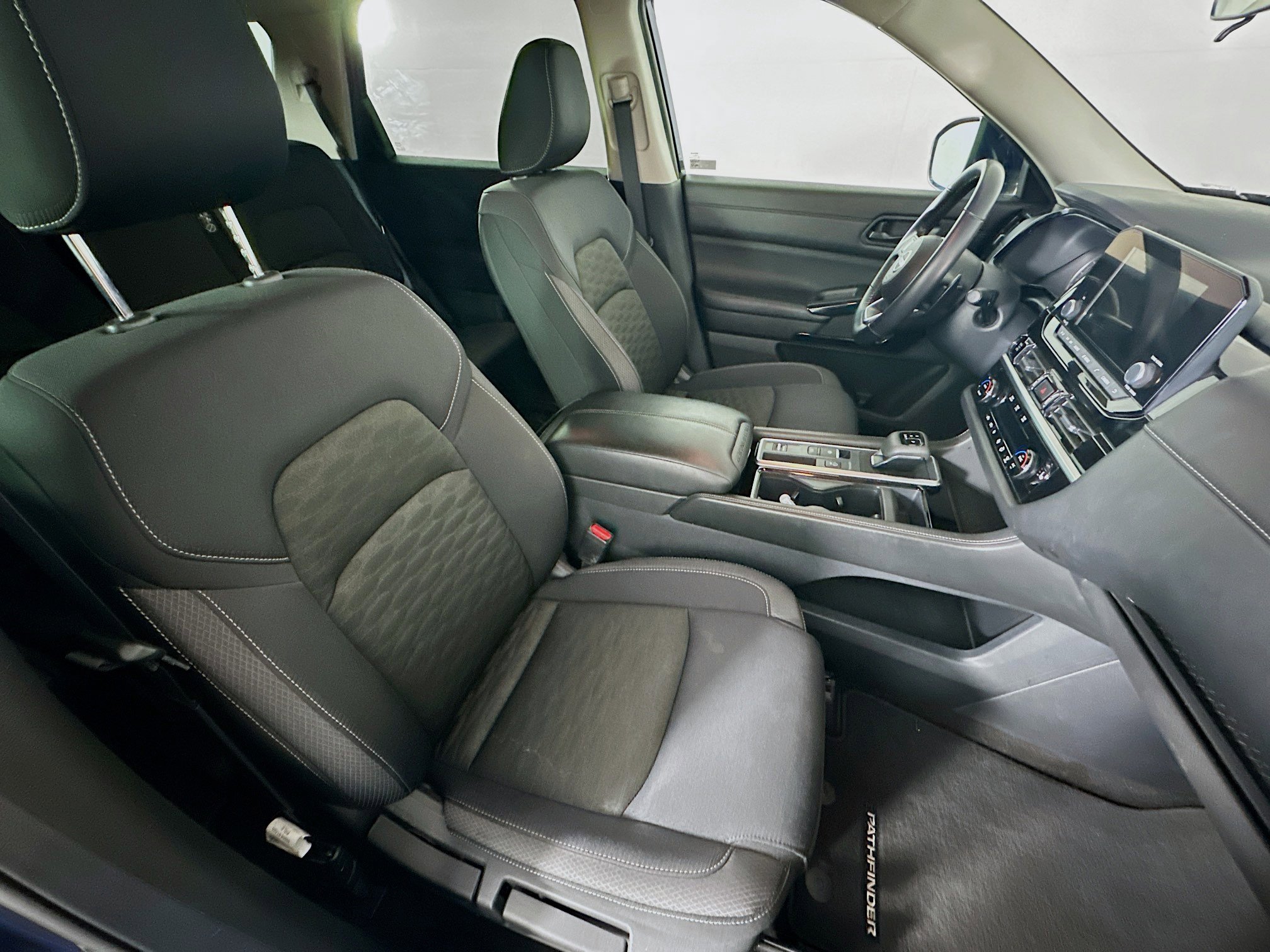 Used 2025 Nissan Pathfinder SV FWD image 32