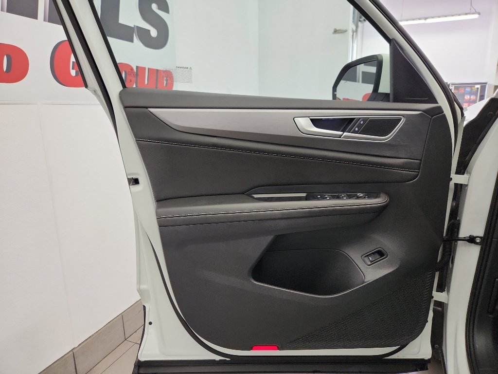 Certified 2025 Volkswagen Atlas Cross Sport SE FWD image 8