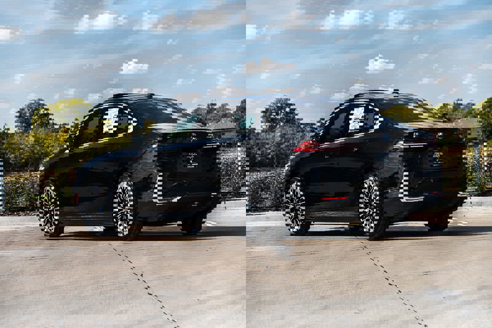 Used 2025 BMW i5 eDrive40i w/ Premium Package image 2