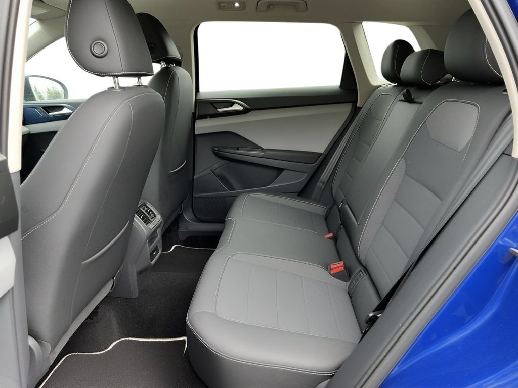 Used 2023 Volkswagen Taos SE w/ Panoramic Sunroof Package AWD/4WD image 7