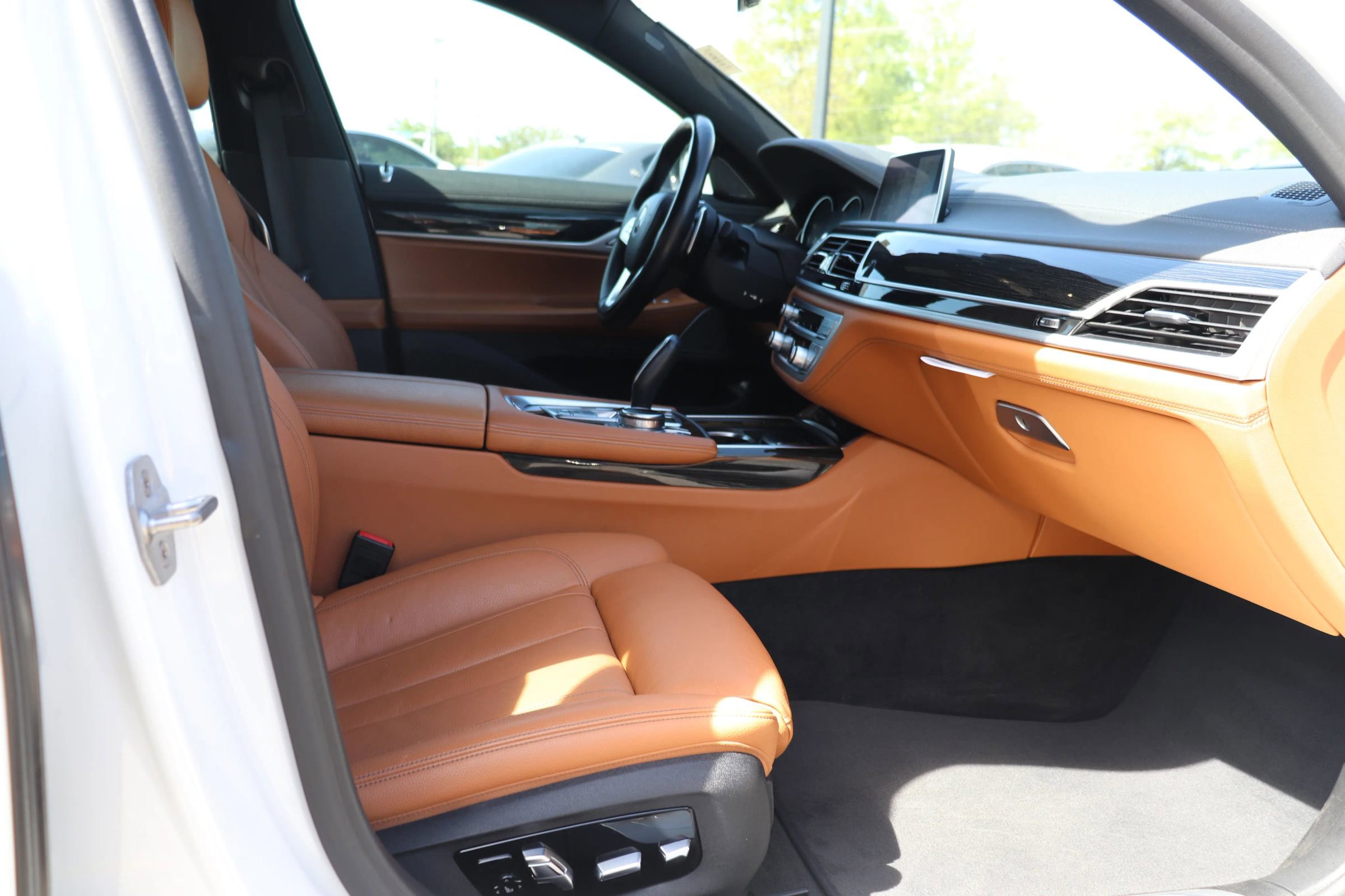 Used 2019 BMW 740i w/ M Sport Package RWD image 14