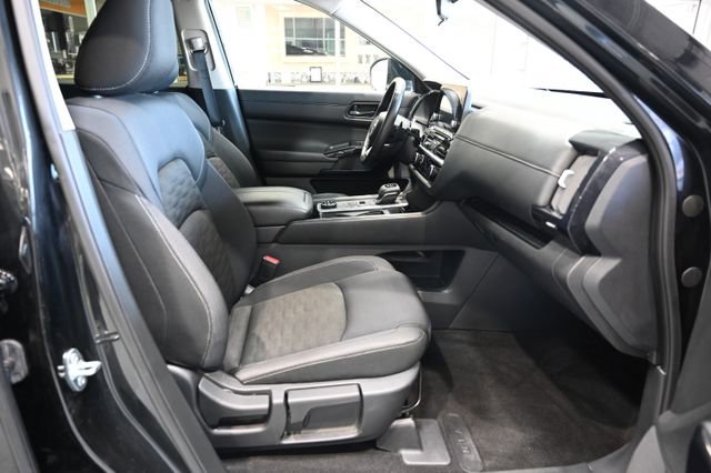 Used 2025 Nissan Pathfinder SV image 10