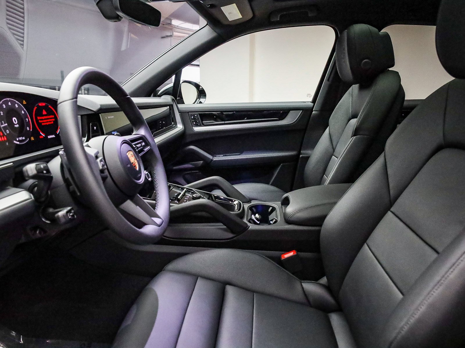 Used 2025 Porsche Cayenne image 21