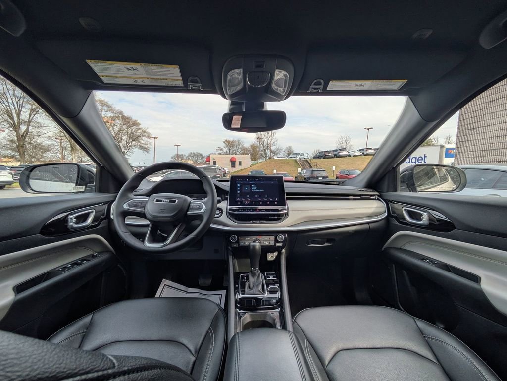 Used 2025 Jeep Compass Limited image 24