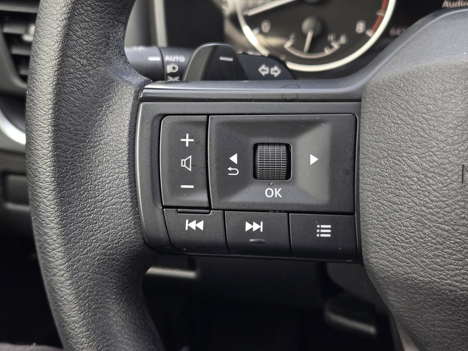 Used 2025 Nissan Rogue S AWD/4WD image 29