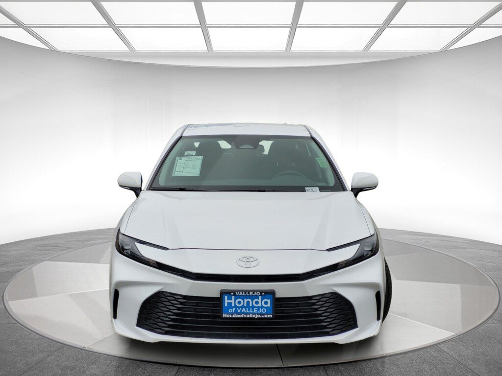 Used 2025 Toyota Camry LE FWD image 8