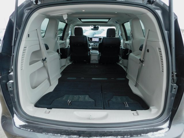 Used 2023 Chrysler Pacifica Limited image 32