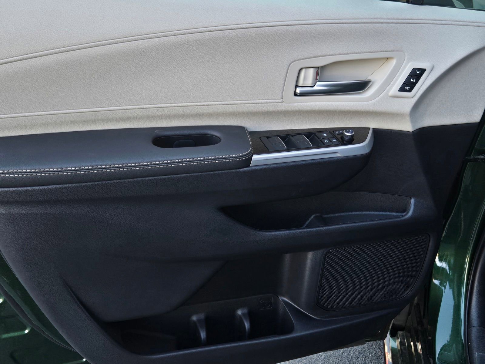 Certified 2026 Toyota Sienna Platinum image 9