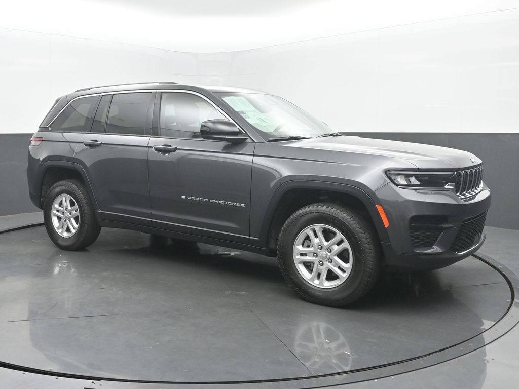 Used 2022 Jeep Grand Cherokee Laredo w/ Luxury Tech Group I AWD/4WD image 7