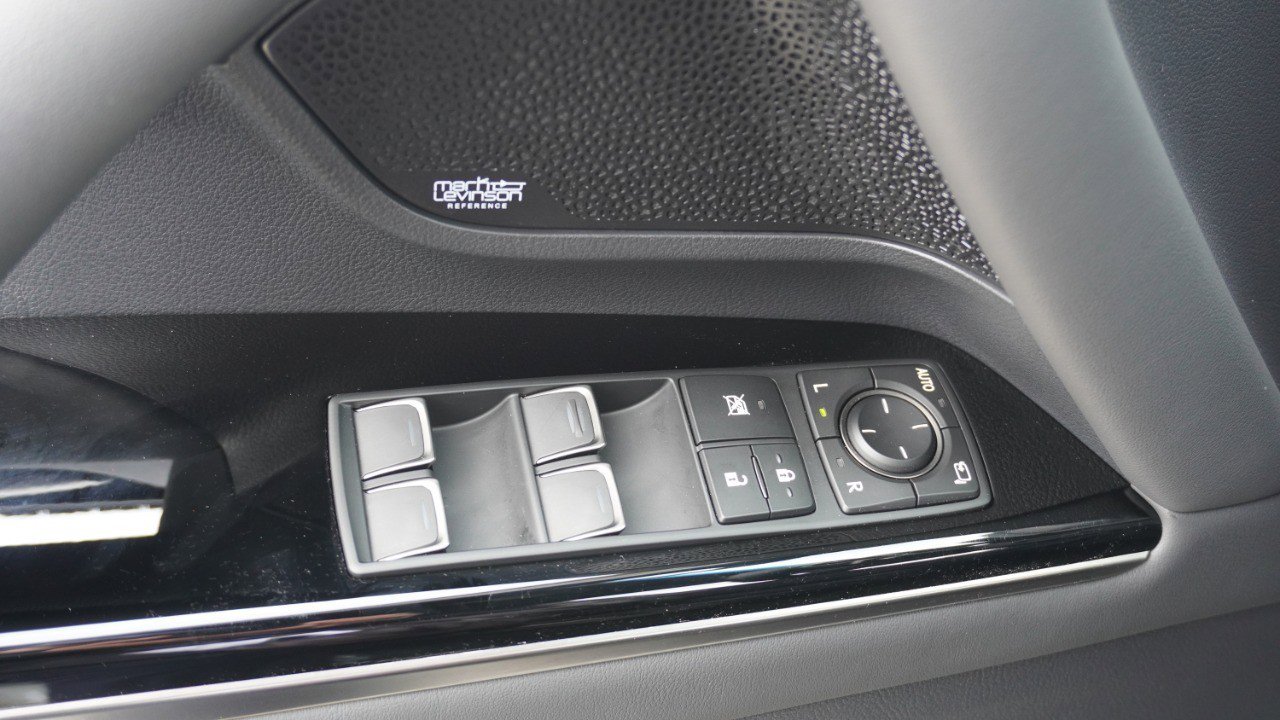 Used 2024 Lexus LX 600 4WD w/ Luxury Package image 24