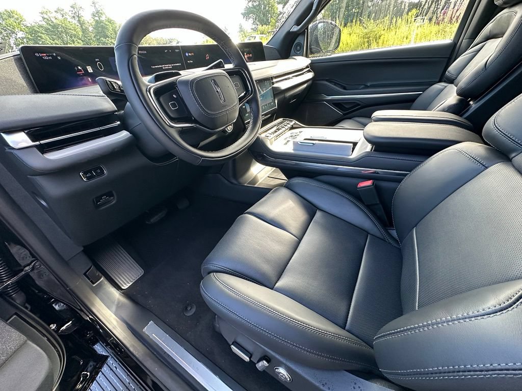 New 2027 Lincoln Navigator Reserve w/ Jet Appearance Package AWD/4WD image 16
