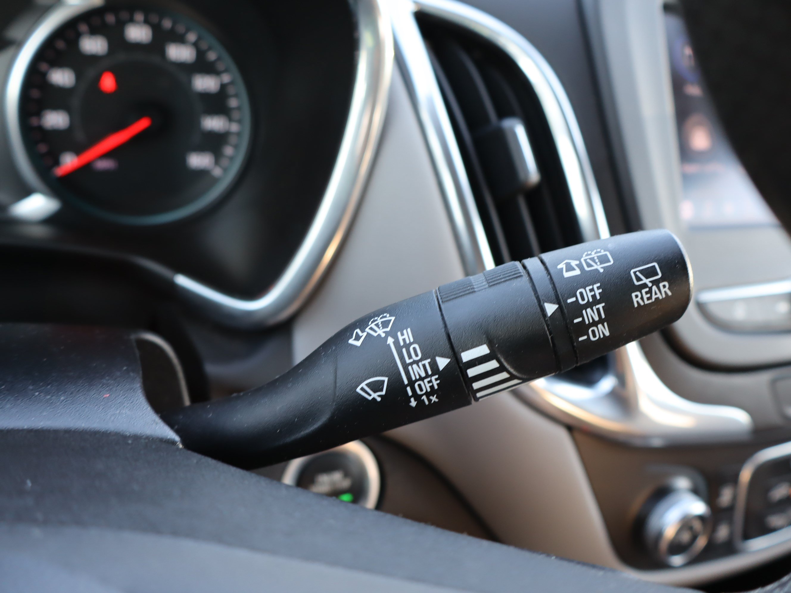 Used 2020 Chevrolet Equinox LT FWD image 22