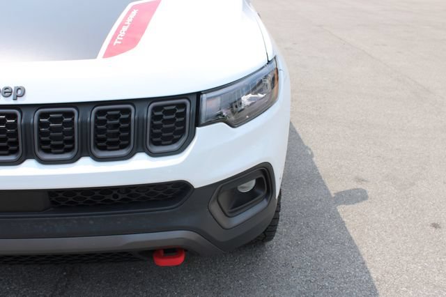 Used 2025 Jeep Compass Trailhawk w/ Trailhawk Convenience Group AWD/4WD image 39