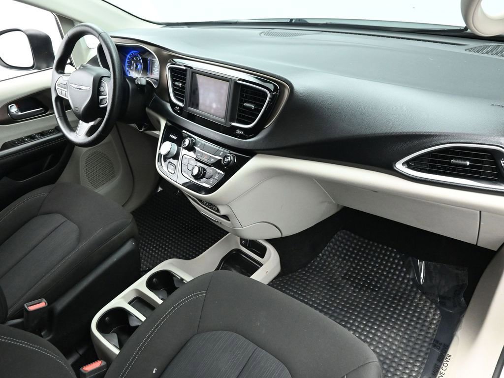 Used 2021 Chrysler Voyager L image 20
