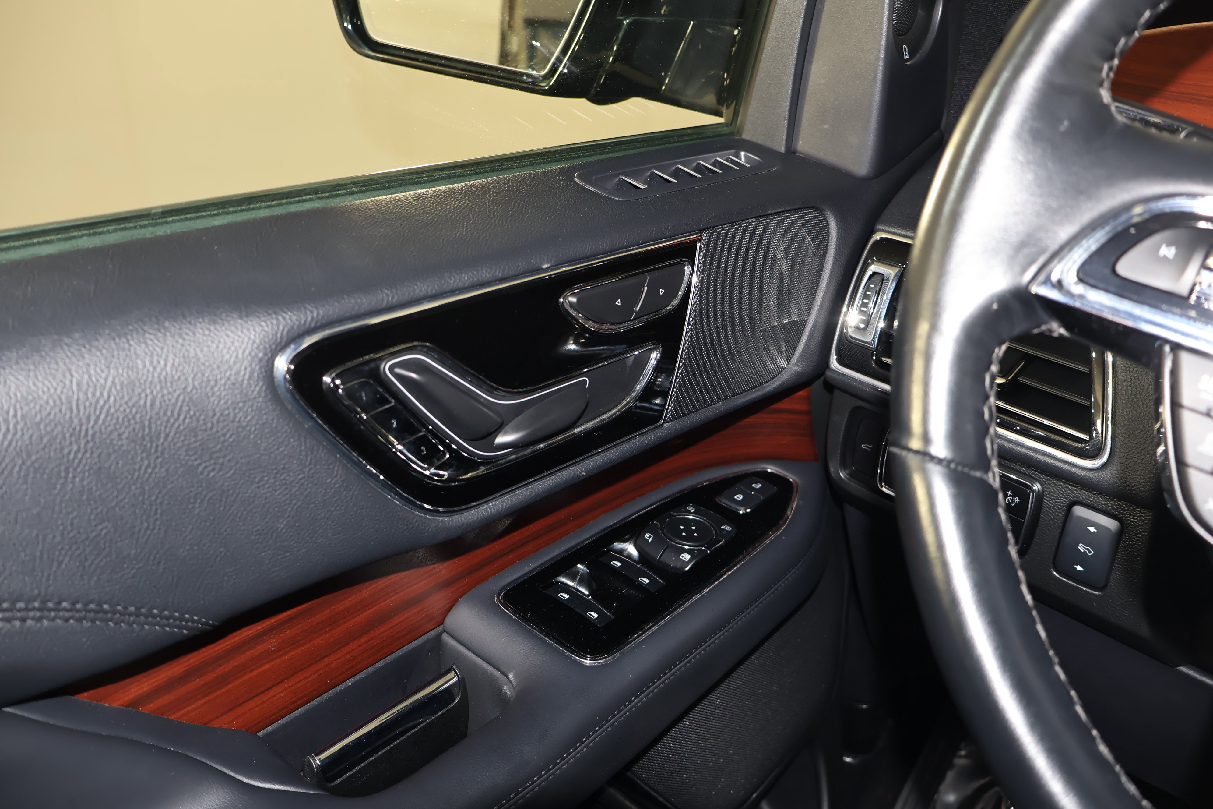 Used 2024 Lincoln Navigator Premiere image 36