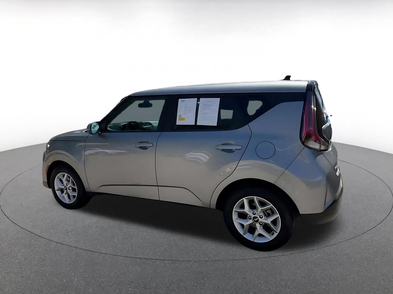 Used 2025 Kia Soul LX w/ LX Technology Package FWD image 9