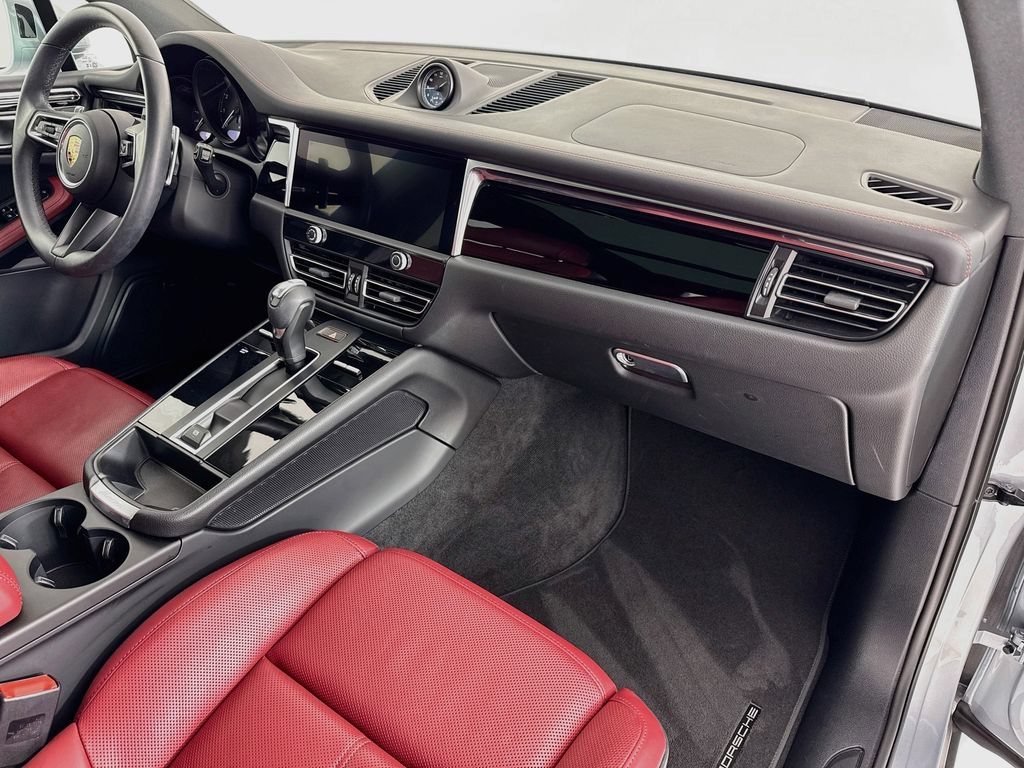 Certified 2025 Porsche Macan AWD/4WD image 31