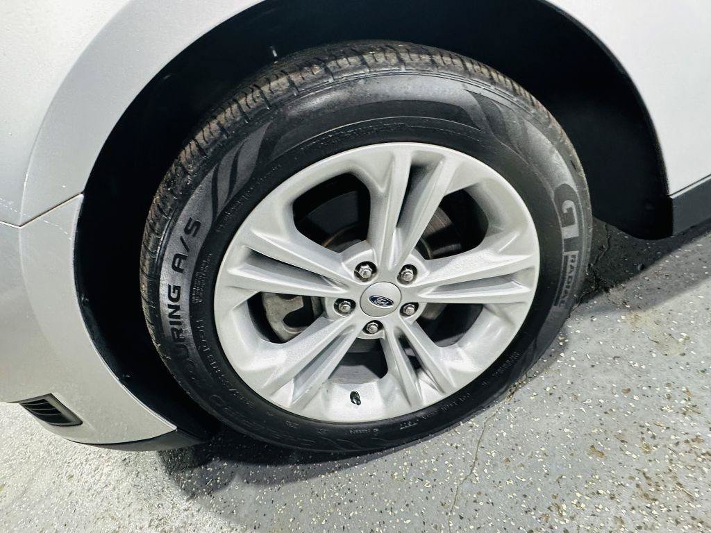 Used 2017 Ford Taurus SE FWD image 11