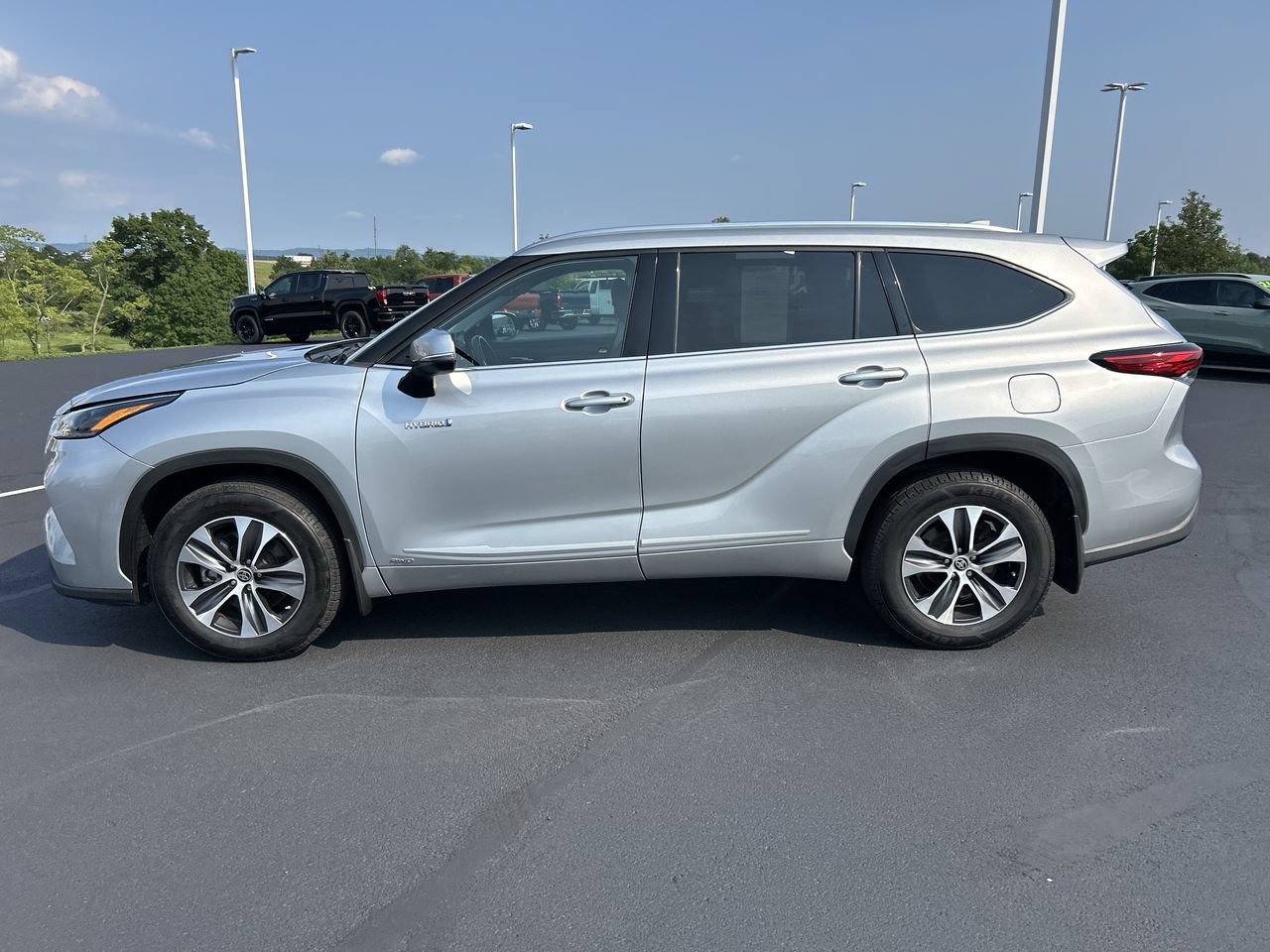 Used 2021 Toyota Highlander XLE w/ Protection Package #3 (TMS) AWD/4WD video 4