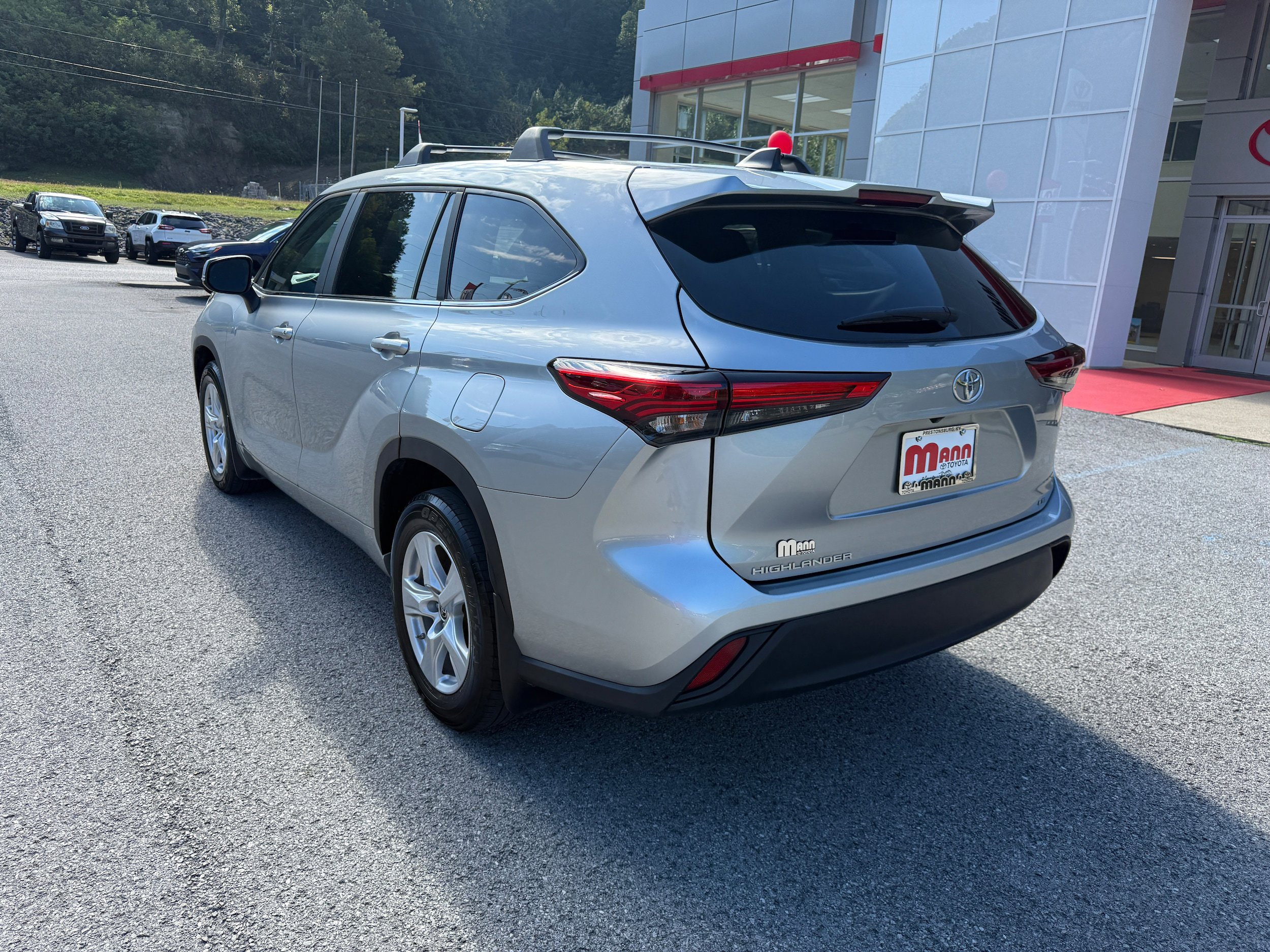 Used 2023 Toyota Highlander LE image 9