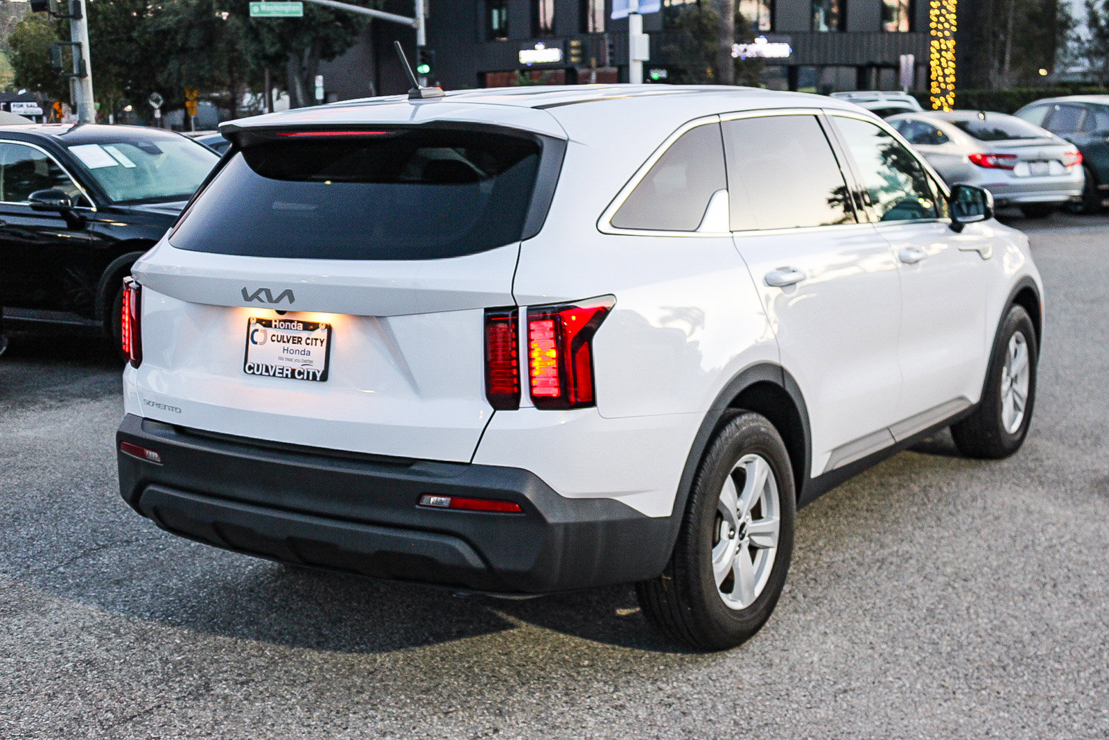 Used 2023 Kia Sorento LX image 8