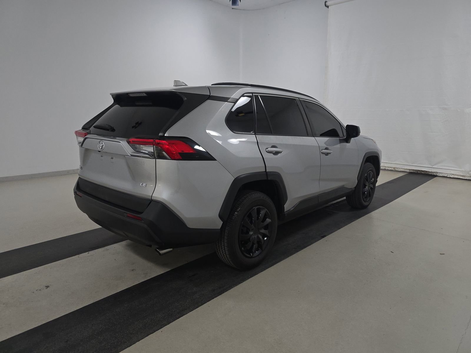 Used 2019 Toyota RAV4 LE FWD image 5